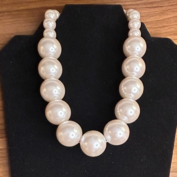 NWT- Zara- Maxi Pearl Necklace - Picture 3 of 3